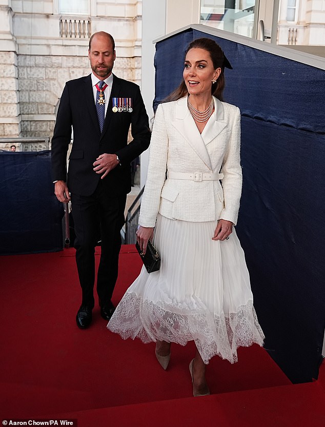 Princeza od Walesa omamljena je potpuno bijelim ansamblom za koncert - u Londonu - večeras