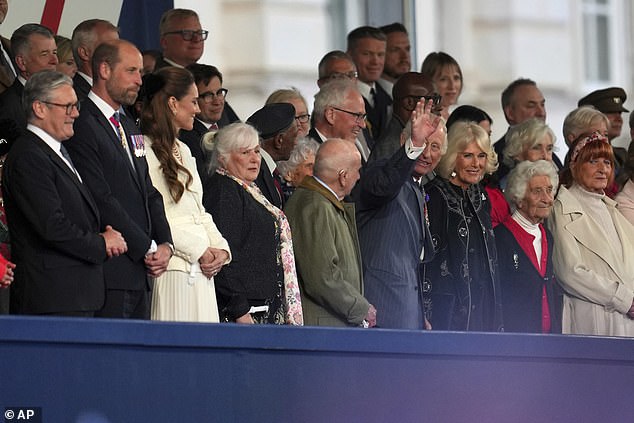 Kralj Karlo III. Na slici je mahao tijekom slavljeničkih koncerta uživo kako bi zaključio Nacionalni dan VE