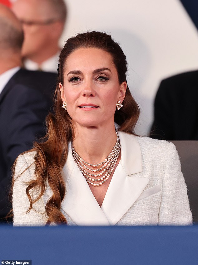 Princeza je povukla njezine haljine u updo, ukrašenu crnim lukom, na večeri glazbe