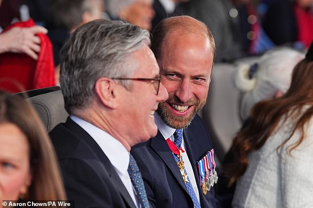 William (na slici) nasmijao se dok je razgovarao sa sir Keirom, premijerom, kojeg je sjedio pokraj večeri