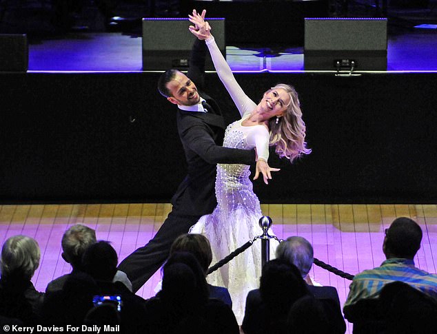 Strogo dolazi plesna zvijezda Nadiya Bychkova nastupila sa svojim profesionalnim plesnim partnerom Jamesom Cutlerom