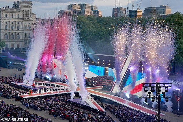 Tisuće su se okupile na povorku londonskih konjičkih stražara kako bi označile Da Day
