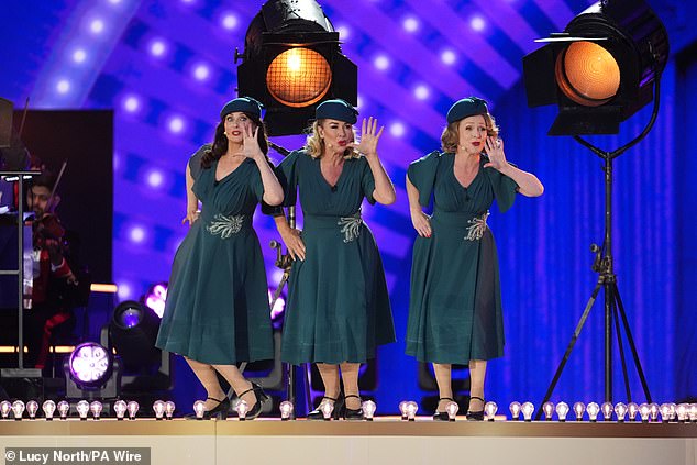 Emma Barton, Claire Sweeney i Michelle Hardwick (LR) počastile su sestre Andrew tijekom koncerta