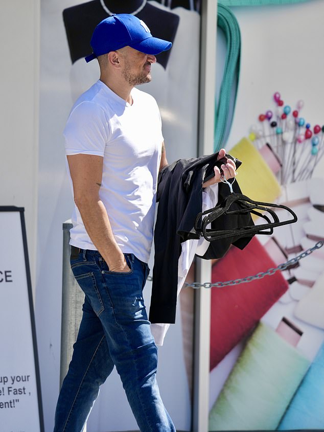 Međutim, održavajući temu inkognita, činilo se da je Peter koristio lažno ime na kemijskim čistačima kako bi izbjegao potencijalno zamah od osoblja