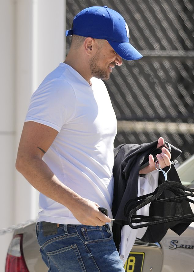 Želeći zadržati svoj identitet pod omotom što je više moguće, Peter je svoj ansambl završio plavom bejzbolskom kapom New York Yankees koja mu je svučena do obrva