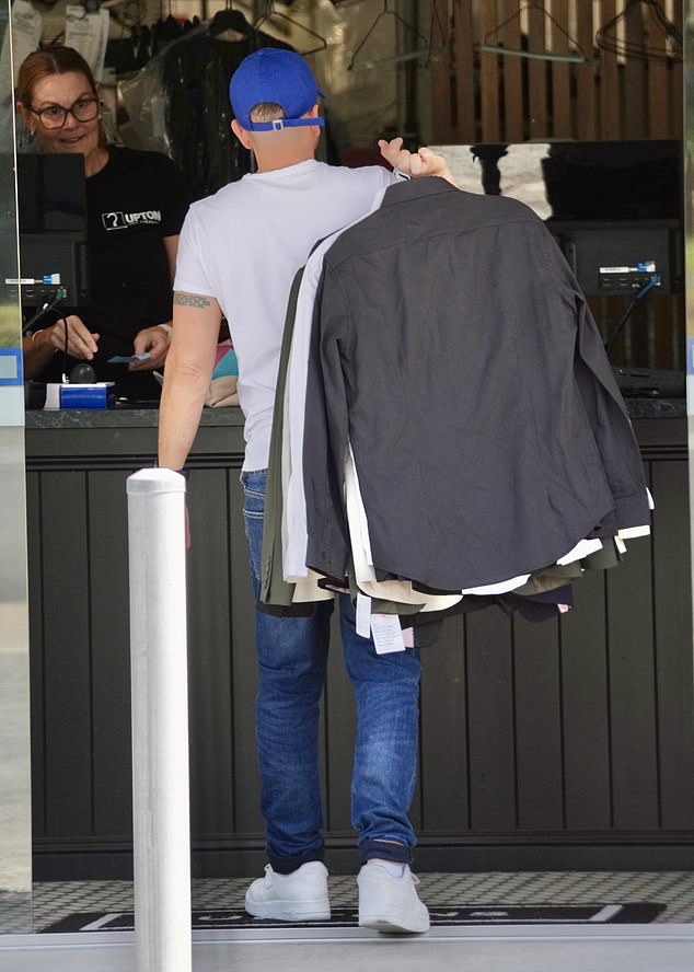 Pjevačica sigurno nije nedostajala posla za osoblje, ulazeći u trgovinu s nizom jakni i košulja navučene preko ruke