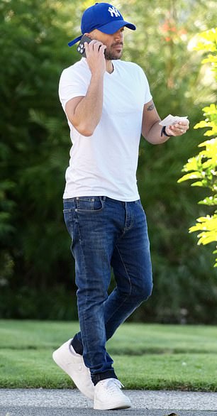 Osvajanjem se ležerno za izlet, Peter je nosio bijelu majicu s V-izrezom koja je u obliku plemenskog stila na njegovom bicepu pokazala