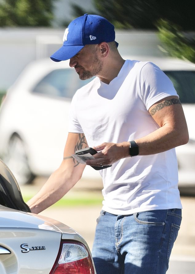 Peter je izgledao sav posao dok je prolazio do Southport Dry Cleaser -a kako bi ispustio odjeću, možda u skladu s velikom premijerom