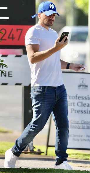 Osvajanjem se ležerno za izlet, Peter je nosio bijelu majicu s V-izrezom koja je u obliku plemenskog stila na njegovom bicepu pokazala