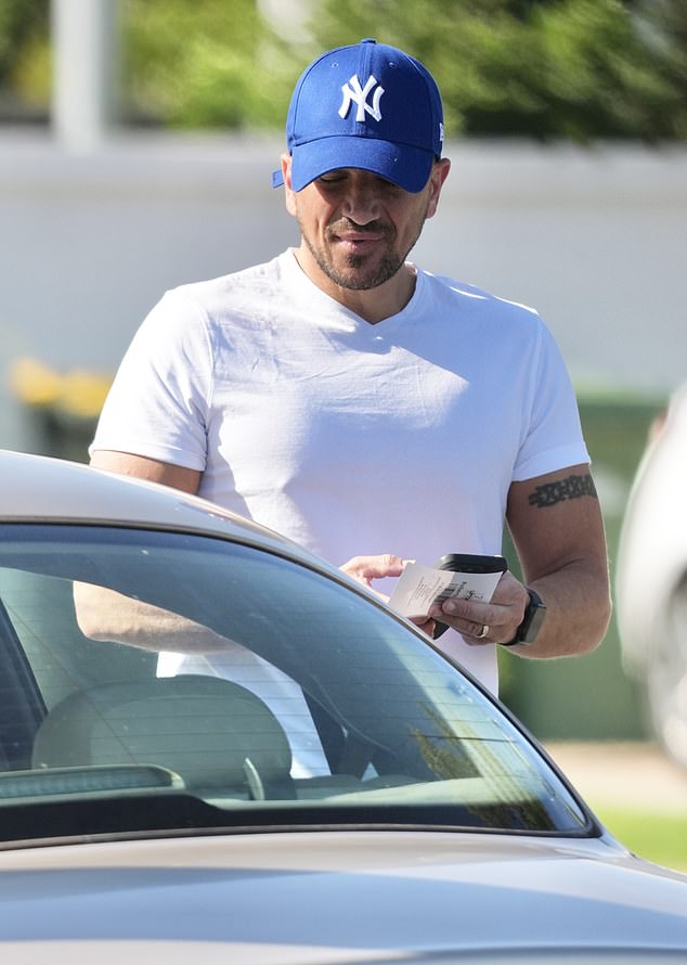 Peter je primijećen kako izlazi kako bi ispustio malo kemijskog čišćenja