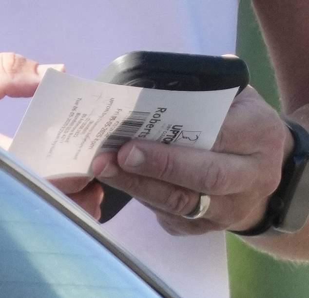 Viđen je kako nosi svoju kartu za kemijsko čišćenje koja se čini da nosi ime Dean Roberts kao Peter's Preferirani pseudonim