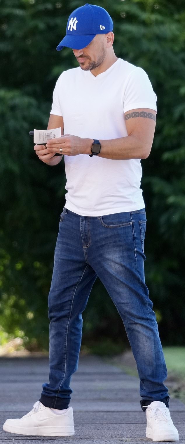 Pjevačica rođena u Aussie također je nosila par tamnoplavih konusnih traperica i par bijelih Nike tenisica