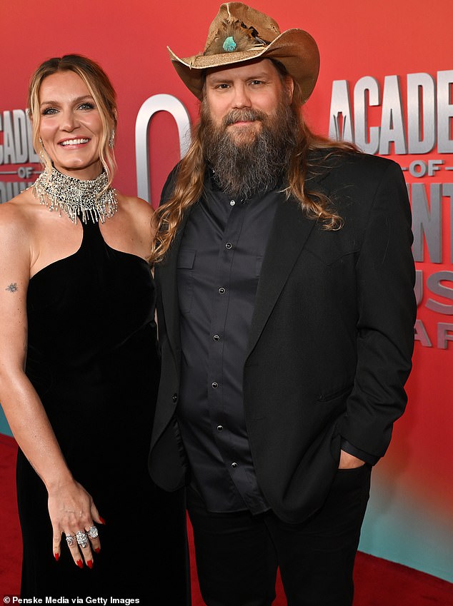 Chris Stapleton, pouzdan tost nagrada za nagrada za country glazbe, također je događaj pretvorio u noćnu noć, stigavši ​​sa svojom suprugom Morgane