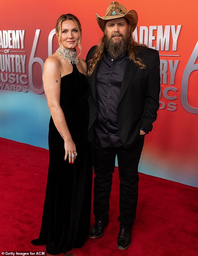 Chris Stapleton, pouzdan tost nagrada za nagrada za country glazbe, također je događaj pretvorio u noćnu noć, stigavši ​​sa svojom suprugom Morgane
