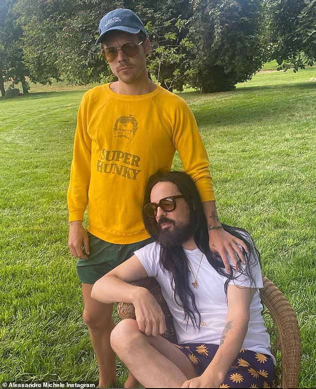 Njegovo prebivalište u gradu ubrzo je postalo javno saznanje nakon što je njegov prijatelj i stilist Alessandro Michele, koji također živi u povijesnom gradu, zajedno podijelio snimku njih dvoje