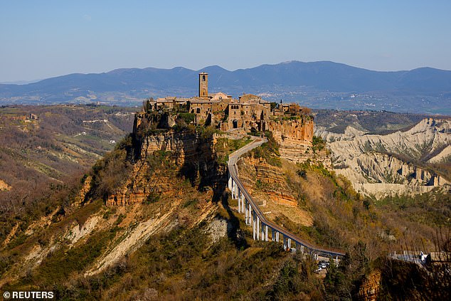 Harry se uputio u slikoviti talijanski grad Civita di Bagnoregio (na slici) kako bi živio nakon zaključka njegove ljubavi na turneji