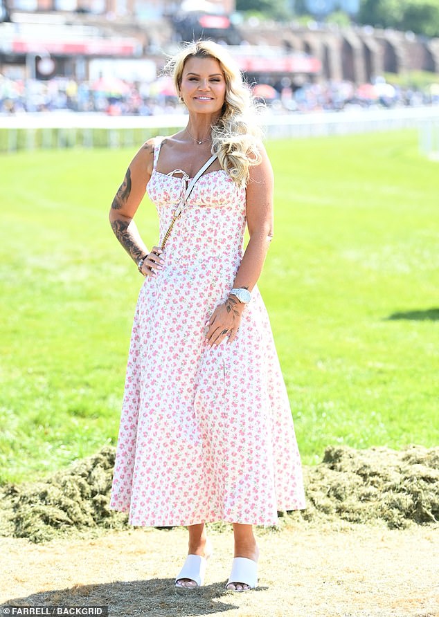 TV ličnost, 44, izgledala je nevjerojatno u bijeloj ružičastoj gustici, s koredskom bodicom, okupljenom poprslom za vezanje i plamenom suknjom