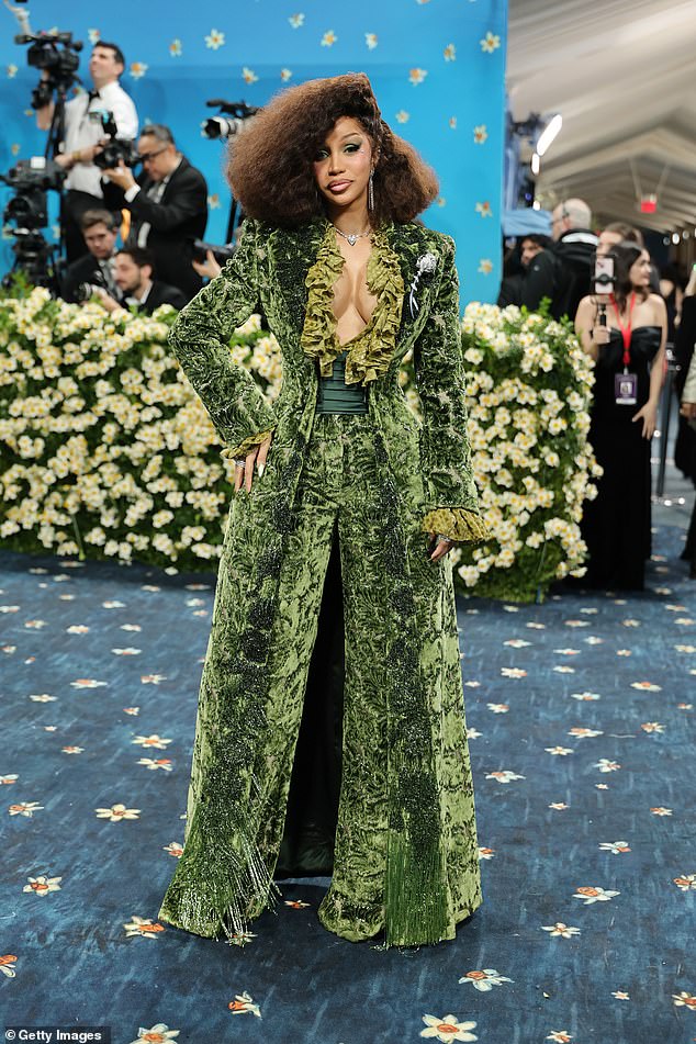To je Cardi B! WAP hitmaker zaletio je njezin derriere dok je krenula samo nekoliko sati nakon što je probudio na Met Gala - na slici