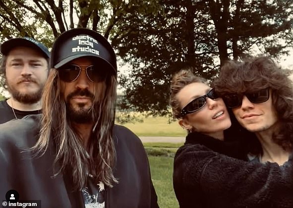 Pjesma cvijeća pridružila se izvođaču Achin Breaky Heart kako bi proslavila 31. rođendan svog brata Braison