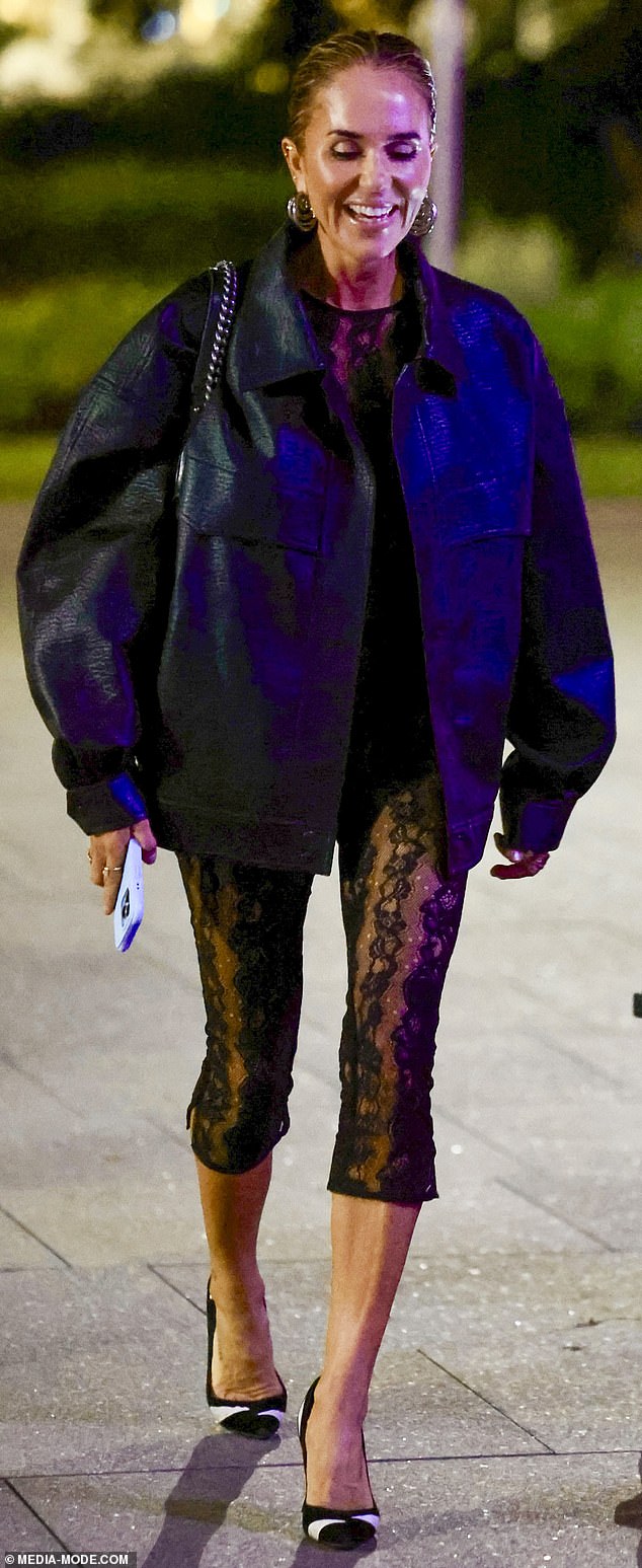 Fashionista je također nosila preveliku crnu kožnu jaknu koja ju je štitila od prohladne večeri u Sydneyu
