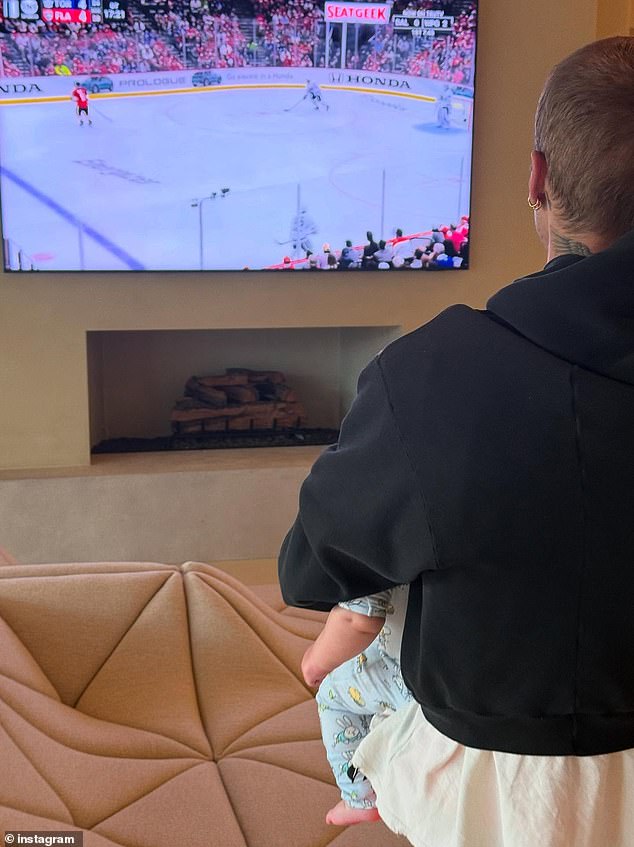 Hitmaker breskve prenio je i kratak kolut i puknuo dok je gledao NHL timove Toronto Maple Leafs i Florida Panthers u petak u meču