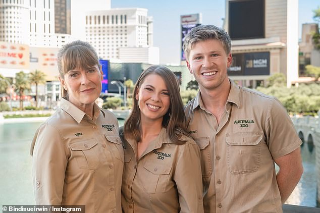 Njezin brat Robert Irwin rekao je People Magazine da se Bindi oporavlja, a njezina majka Terri Irwin kao kraj njenog kreveta. Trio je prikazan nakon dolaska u Las Vegas ovog vikenda