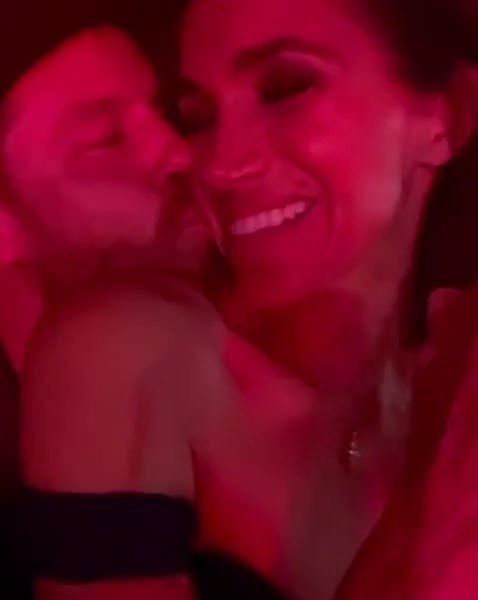 U jednom slatkim isječkama, princ Harry sadi poljubac na obraz svoje supruge dok uživaju u showu na stadionu Sofi u LA -u