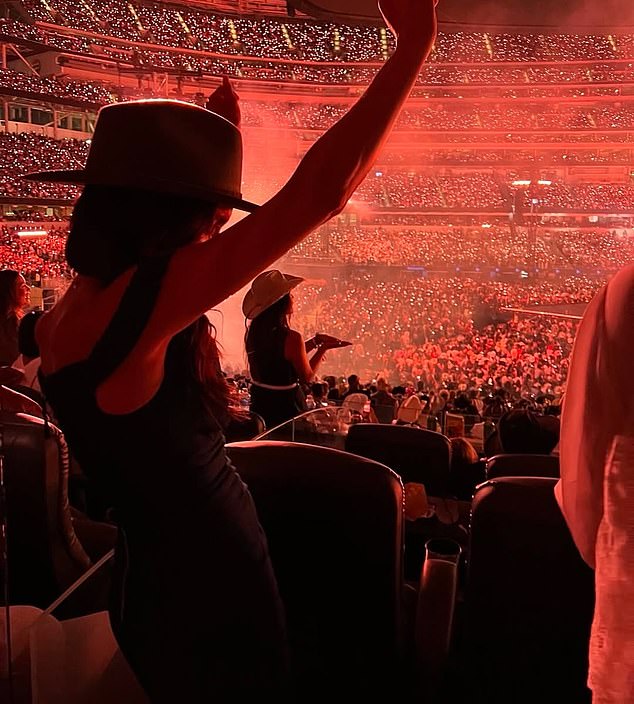 Meghan je viđena kako pleše s rukama u zraku u jednom kopču