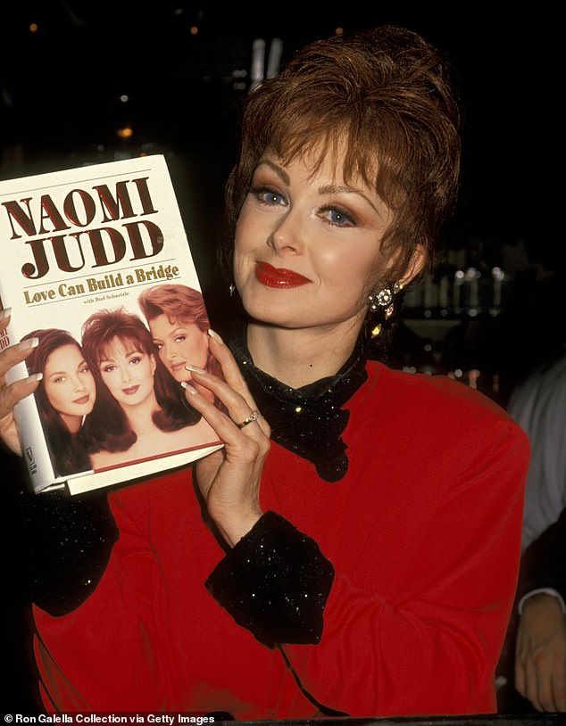 U zvijezdi memoara iz 1993. godine ljubav može izgraditi most, Judd se sjetio kad je žena nazvala njihov dom da kaže da je 'voljela i propustila' Strickland; Gledano 1993. godine držeći svoj memoar u NYC -u