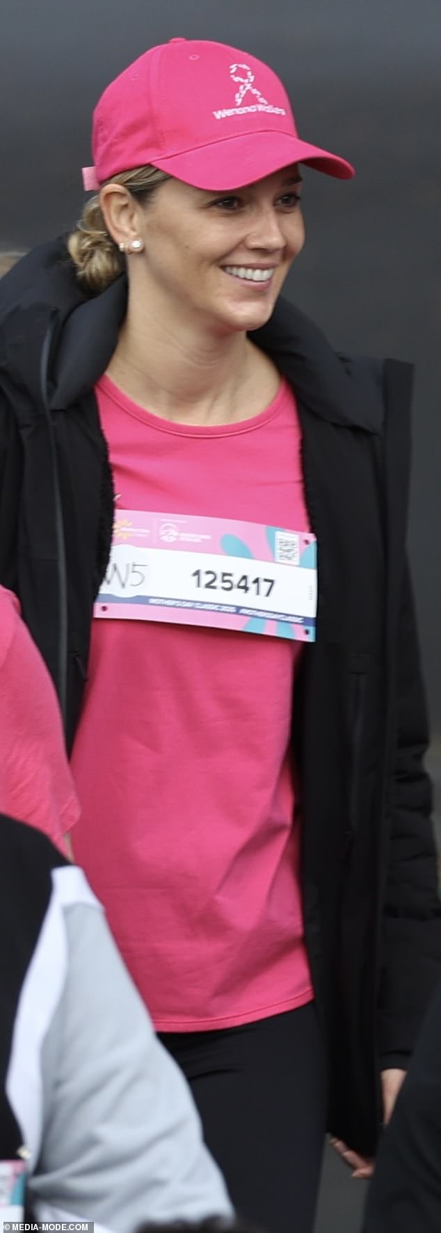 Također je nosila ružičastu majicu, uparila je s par crnih tajica i odgovarajućom jaknom