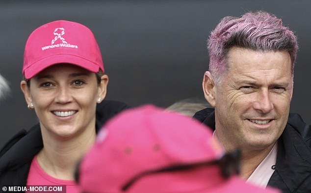 Hodajući kraj Karlove strane, Jasmine je vezala dugu plavu kosu i nosila ružičastu kapu za bejzbol