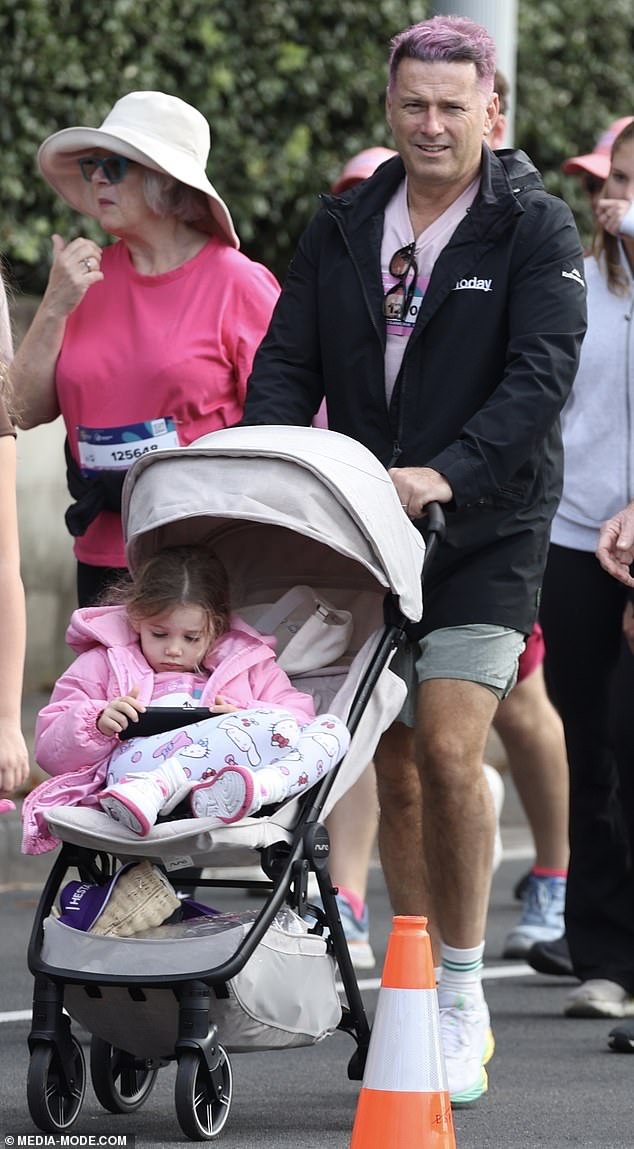 Harper, koji ovaj mjesec navršava pet, nosio je ružičastu jaknu, odgovarajući T i par gamaša i viđen je kako se zabavlja s mobilnim uređajem