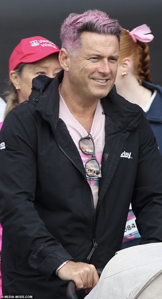 Domaćin za doručak ušao je u duh dana umirući svoju smeđe kosu ružičastu - međunarodnu boju za svijest o raku dojke