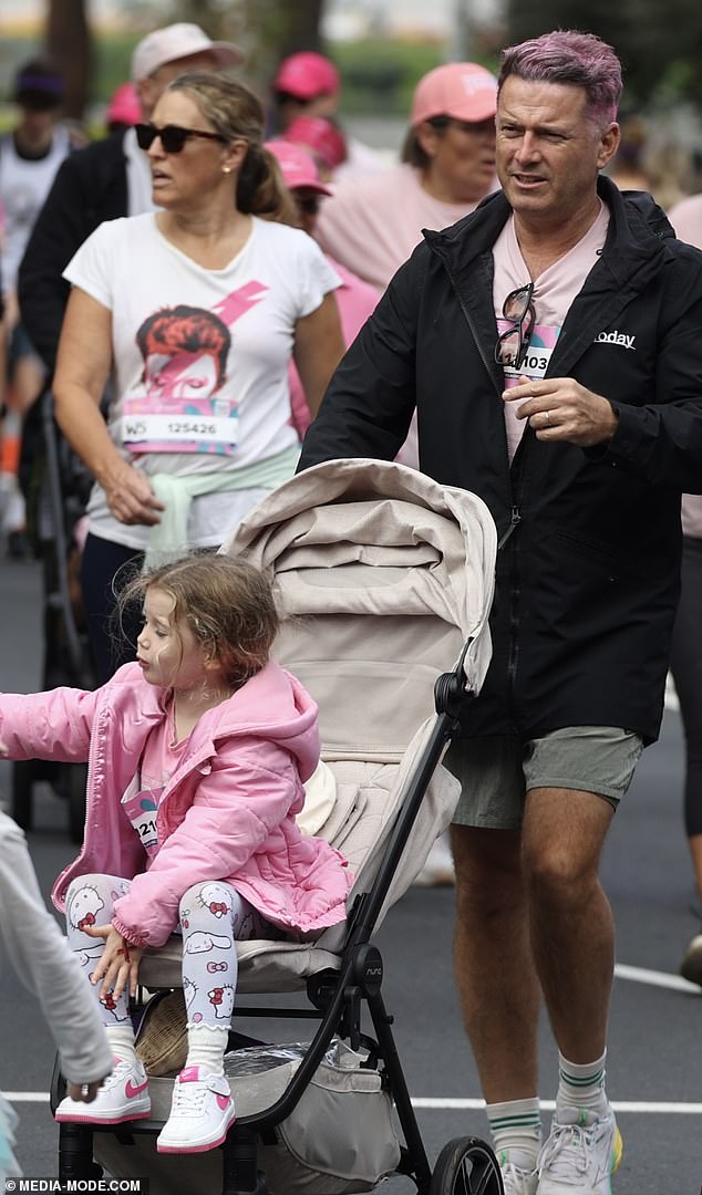 Karl se pojavio opušteno usred gomile