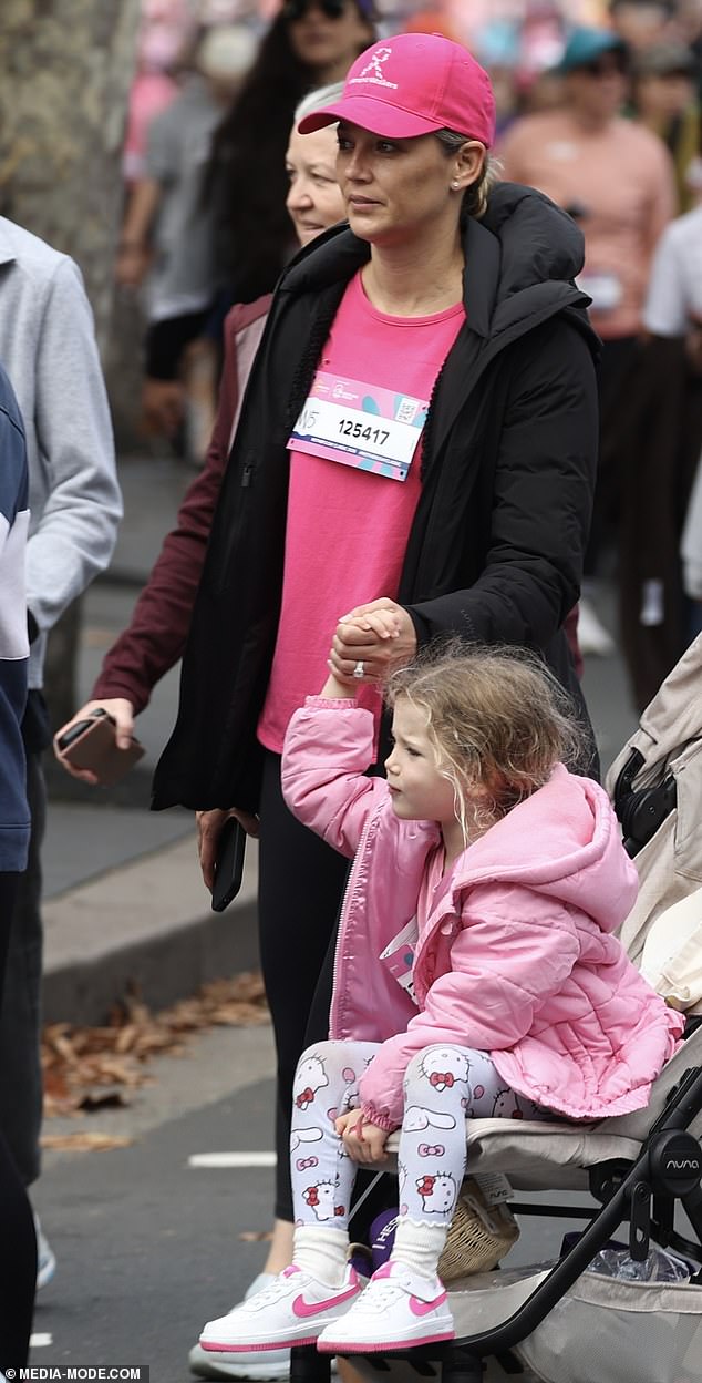 U jednom trenutku tijekom šetnje, koja može potrajati do 10 kilometara, Jasmine je viđena kako uzima ruku svoje male kćeri. (Na slici)
