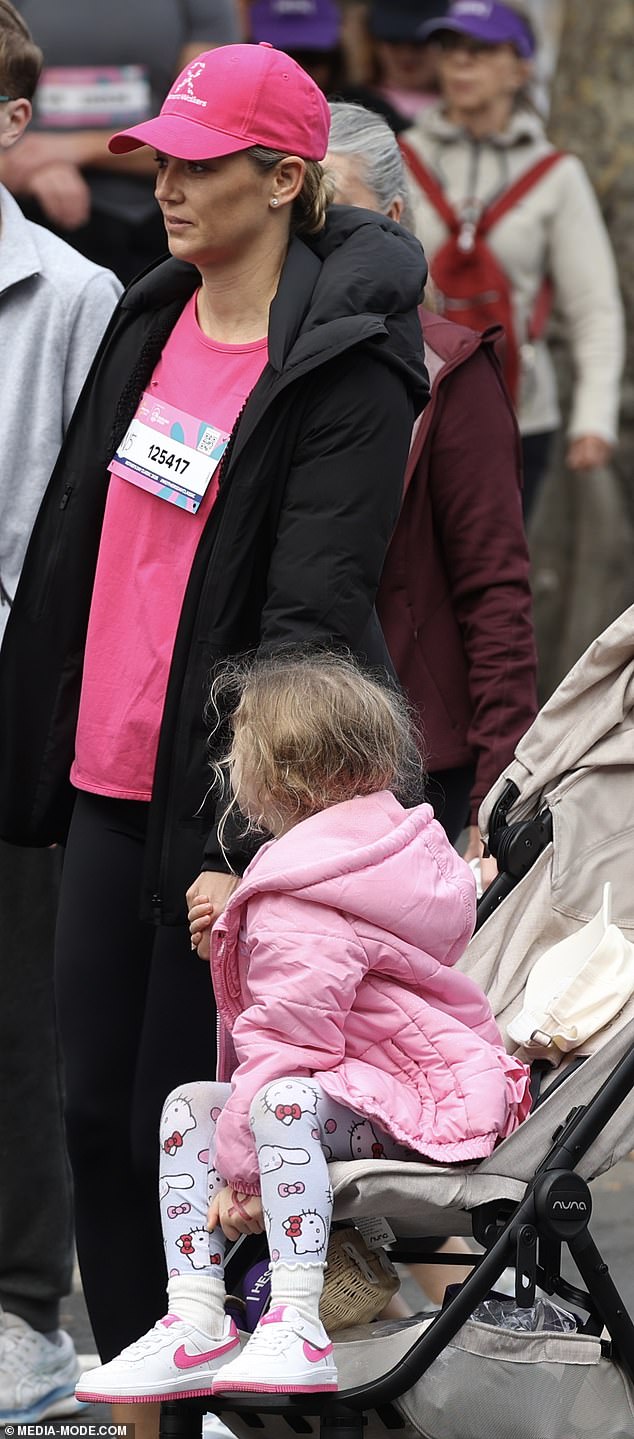 Jasmine je viđena kako utješi svoju kćer tijekom dobrotvorne organizacije