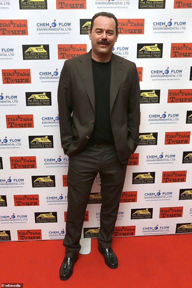 Tvrdio je da je Jessie, koja je portretirala Kat Slater, a Shane, koja je glumila Alfie Moon, obuzela i njega i njegovu suprugu na zaslonu Kellie Bright