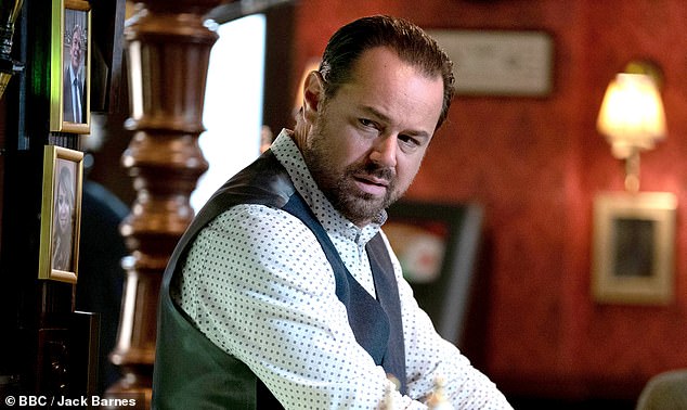 Glumac, 47, glumio je Mick Carter na sajmu BBC -a devet godina, zarađivao je nevjerojatne četvrtine od milijun funti godišnje na vrhuncu svog boravka, prije eksplozivnog izlaska na Božić 2022; Na slici 2020