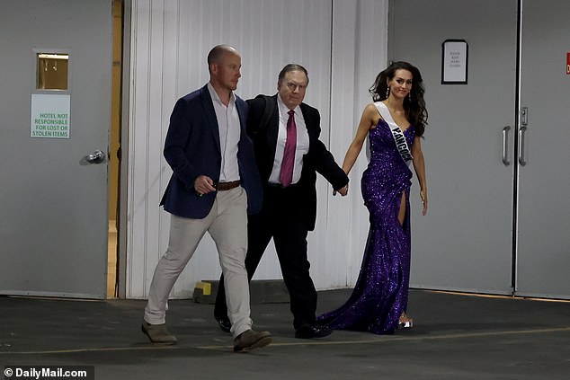 Belichick je podvrgnuo rukom svoje djevojke dok su u nedjelju napustili natječaj Miss Maine