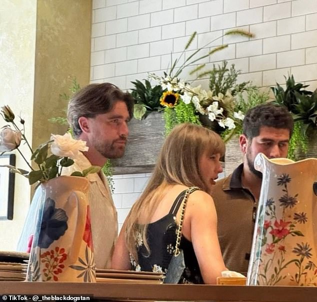 Kelce i Swift pridružili su se svojim mamama na Majčin dan u Philadelphiji, iznenađujući večere u lokalnom restoranu na stolu.