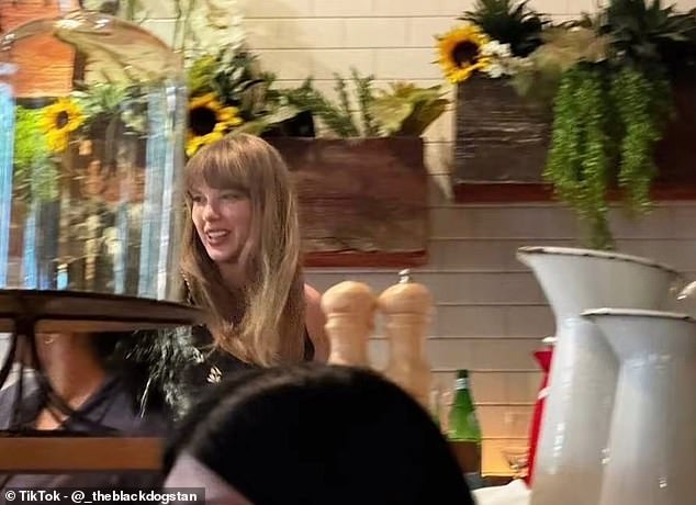 Taylor se sve osmjehnuo dok je visoki par probijao pokrivač prvi put u dva mjeseca