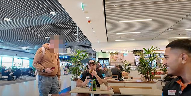 Navijač je također zamolio Tigrovu zvijezdu Roycea Hunta (u sredini) za fotografiju i zanemario se dok njegov suigrač FonUa pol (desno) gleda dalje