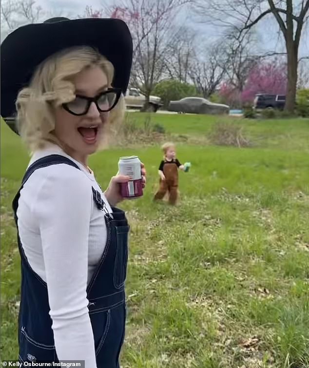 Kelly-ov smanjeni okvir od 5ft2in uskoro će se proširiti dok je u ožujku rekla Toofabu da želi 'tone više' djece 'sve dok ih mogu izbaciti' (na slici sredinom travnja)