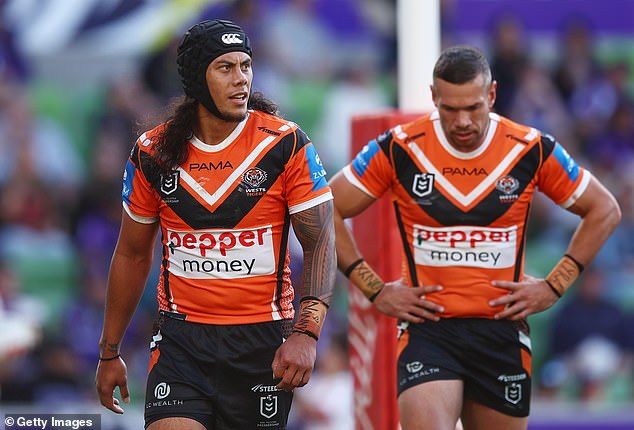 Luai (lijevo) i njegovi suigrači izlazili su u pobjedu u Brisbaneu kad je snimljen video - ali prošli vikend su pali na čekić od 64-0 u rukama oluje (na slici)