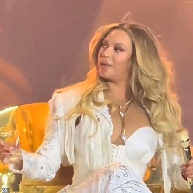 43-godišnja pjevačica snimljena je u navijačkom videu na posljednjoj emisiji njezine pet noći u Los Angelesu, jer robot na pozornici nije uspjela pogoditi svoj trag