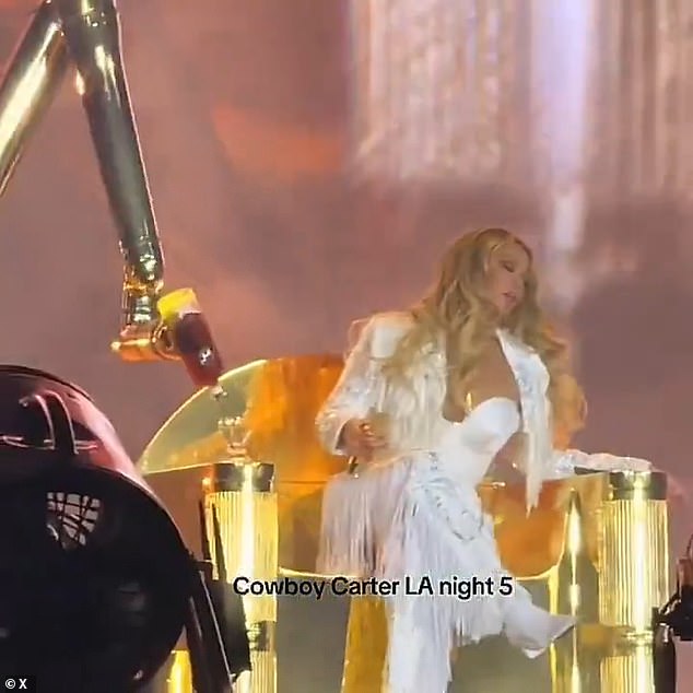 Tijekom jednog dijela koncerta na Inglewoodovom stadionu Sofi, Beyoncé se odmorila da sjedi na velikom zlatu bačenom kao robotska ruka koja ne bi bila na mjestu u tvornici koja je pokušala sipati bocu alkoholnih pića u njezinu čašu na jedno od prijestolja