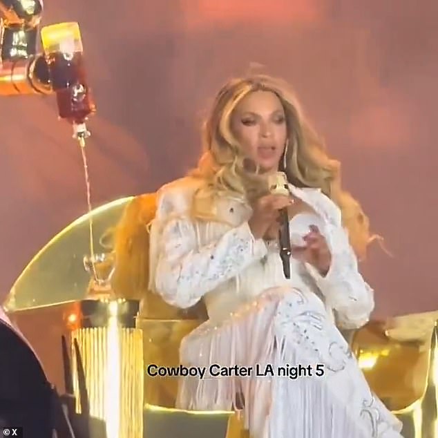 Ali robot je bocu nadoknadio samo nekoliko centimetara ili dva od pića, a umjesto toga je ulio tekućinu po cijeloj zlatnoj stolici u kojoj je sjedila