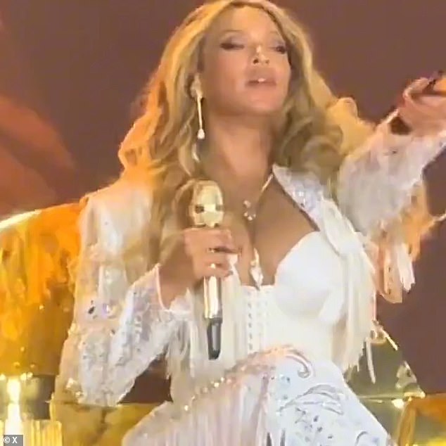 Ali Beyoncé je uspjela srušiti njezin osmijeh i nastavila činom dok je podizala daljinac i bacala ga kao da uključuje televiziju