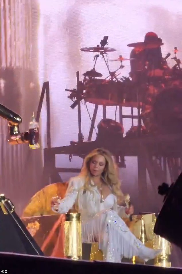 Teksas drži pjevačicu em koji je bio odjeven u prsato bijelo zapadno odijelo prekriveno šljokicama i resicama, izgledao je iznenađeno i neugodno dok je nakratko pokupila čašu i shvatila da je prazna