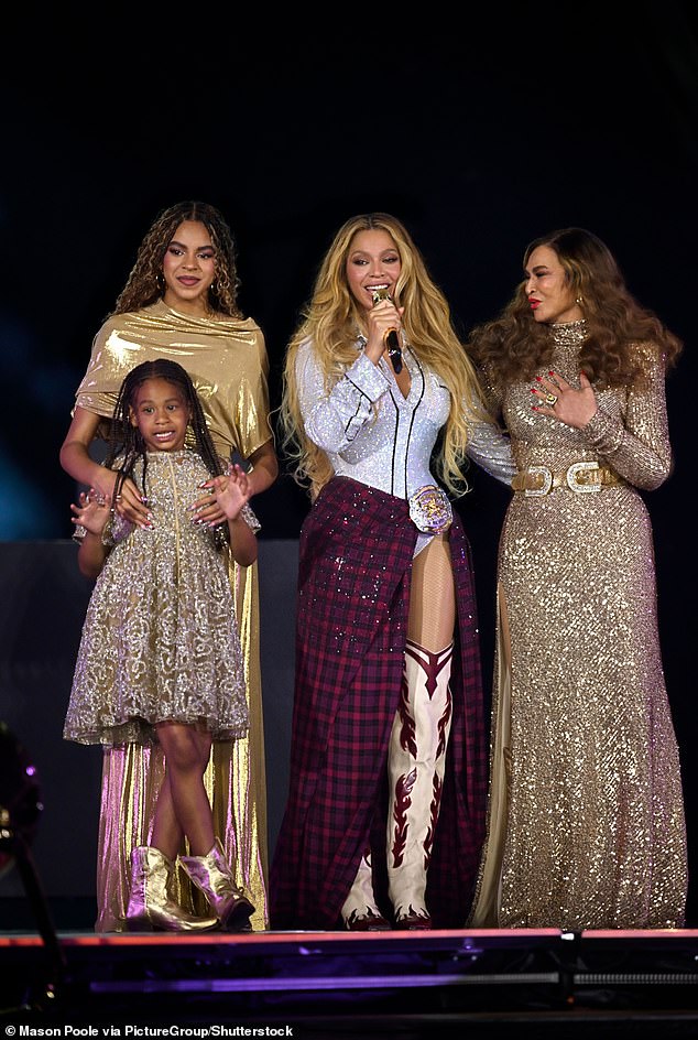 Njezin nedavni prikaz emisija istaknuo je kćer Blue Ivy (gore lijevo), Rumi (dolje lijevo) i majka Tina Knowles; Na slici 1. svibnja u LA -u